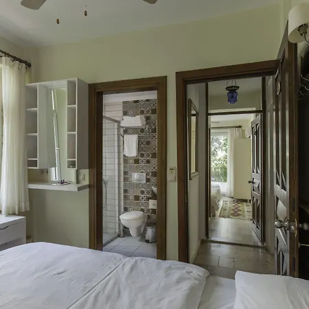 Отель Hideaway 3*