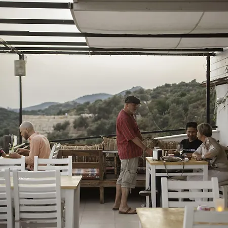 Отель Hideaway 3*