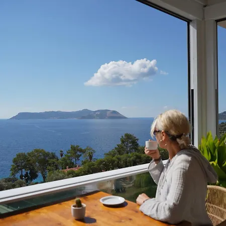 Hideaway Отель 3*